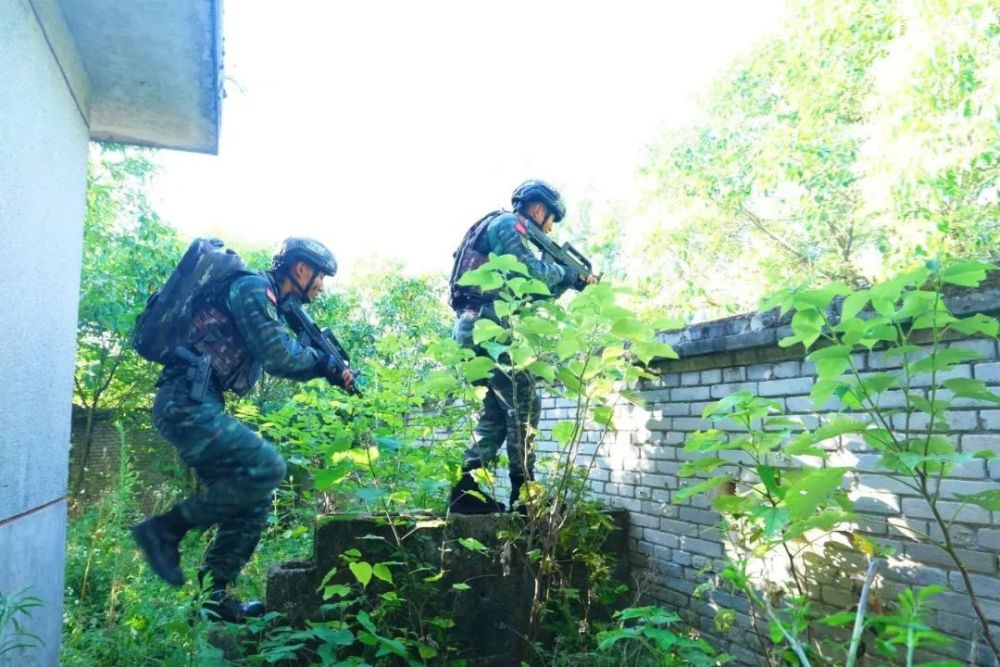 雷霆出击！实拍特战队员反劫持实战演练漳州人在现任少将