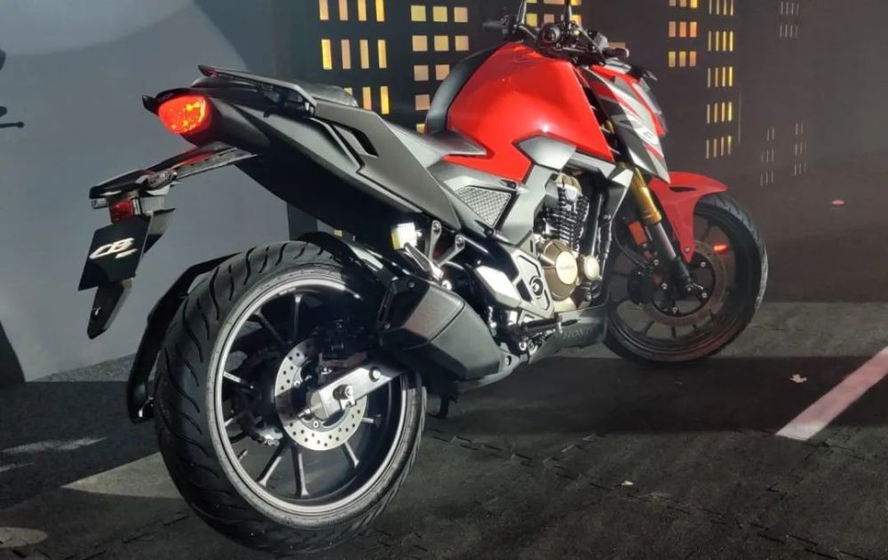 本田cb300f印度首发,单缸油冷发动机,标配牵引力控制系统_腾讯新闻