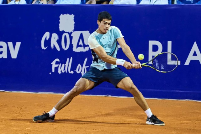 另外一位球员阿尔卡拉斯,则在今天上午的比赛中,两盘完胜麦克唐纳德