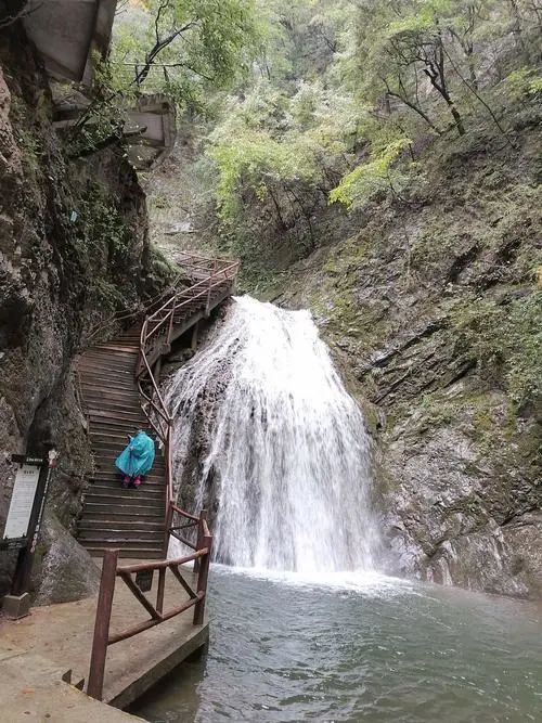 峰頂彷彿在雲彩上面呢,看著筆陡的石階以及邊上的鐵鏈,似乎是從天上掛