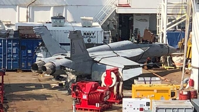 美国海军证实：上月一架F/A-18被大风刮进地中海，刚打捞回来七年级语文书答案人教版