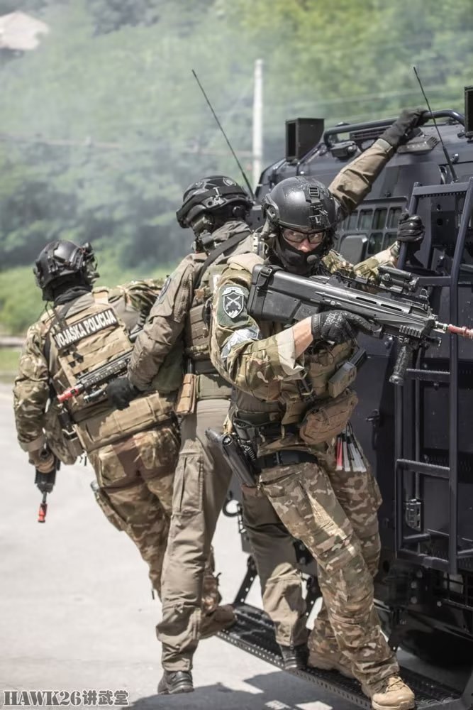 斯洛文尼亚特警部队实战演习云集世界名枪hk416与f2000同框