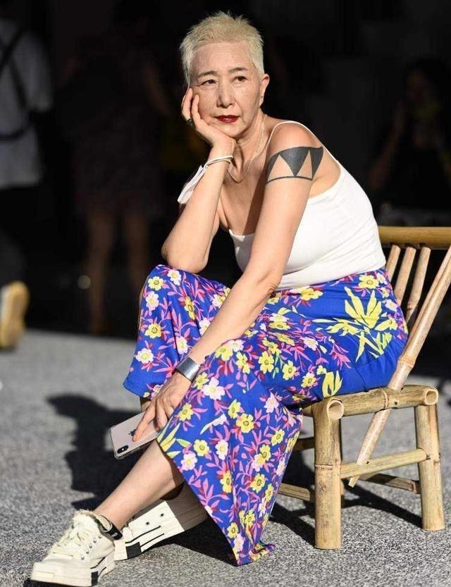 60岁马姐打开了中国大妈的另一面:酷帅短发,穿搭比小姑娘还时髦插图