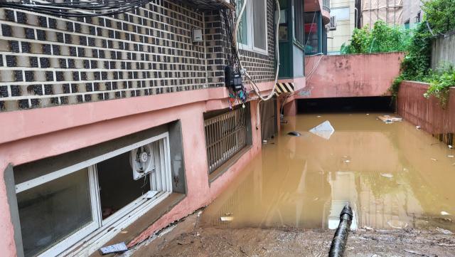 现场曝光：韩国首尔暴雨，残疾人家庭三口在半地下室溺亡