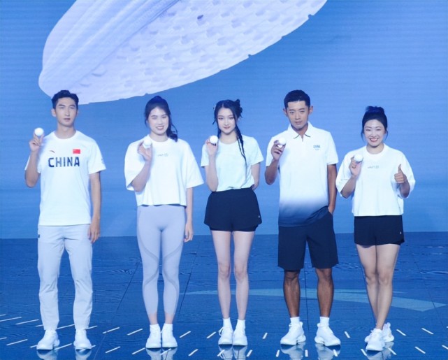 张继科的黑肤上热搜,与关晓彤的美白形成鲜明对比,赶超古天乐