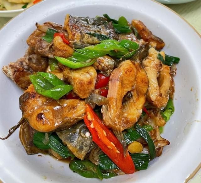 4,赣南小炒鱼鄱湖胖鱼头将赣菜的特点展现得淋漓尽致,口感鲜辣微酸,肥
