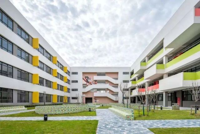 建平临港小学是浦东新区公办小学,建平教育集团成员,现有古棕路校区和