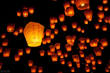 孔明灯,又叫天灯,俗称许愿灯,相传当年诸葛亮被司马懿围困在平阳,于是