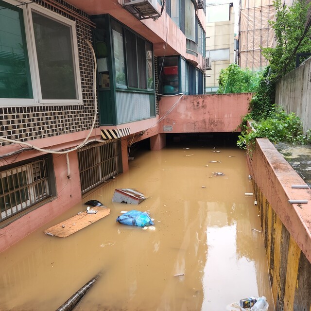 韩国一家三口在半地下室死亡，暴雨后水压太大被困屋内