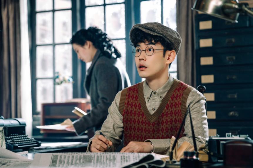 当这个人物在《民国大侦探》中变成记者金启明(宣言饰),大小姐邹静萱