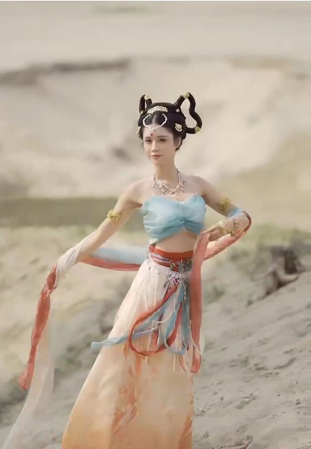 80后摄影师给模特示范飞天舞姿走红网友被摄影耽误的舞蹈演员