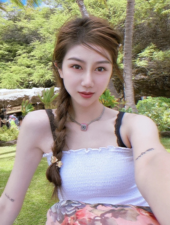 孙悦妻子陈露近照曝光,一袭碎花连衣裙很养眼,身材高挑颜值爆表_腾讯