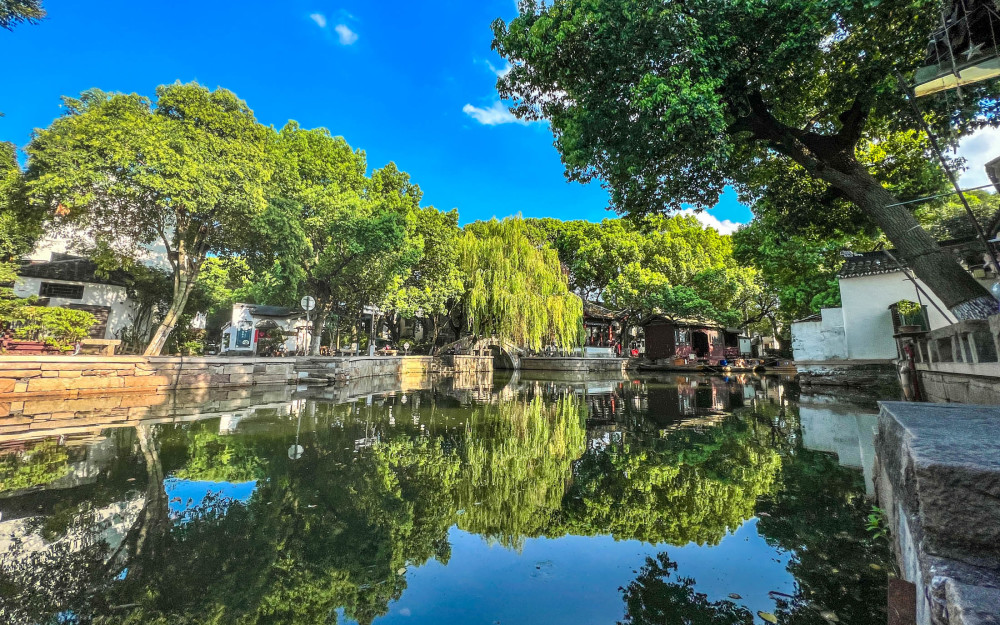 乘著搖櫓船,會經過很多值得留意的景點,其中最有名的當屬同裡三橋