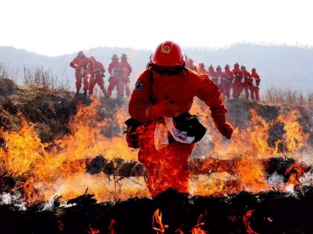 高溫救火後消防員中暑倒地隊友澆水降溫網友真浪費水