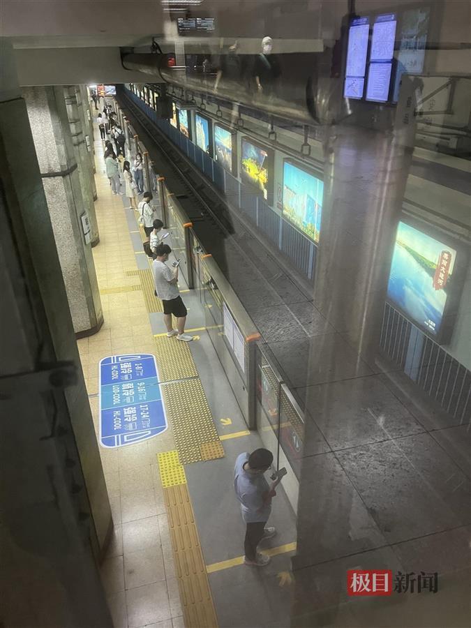 乘客翻越北京地铁站台不幸身亡，记者实探：屏蔽门为半封闭状态米兔啥意思