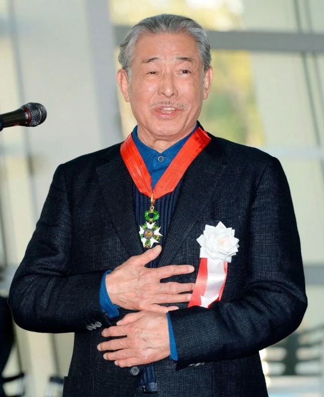 不过三宅一生的影响力远超时尚圈,已故苹果创始人 steve jobs 就曾