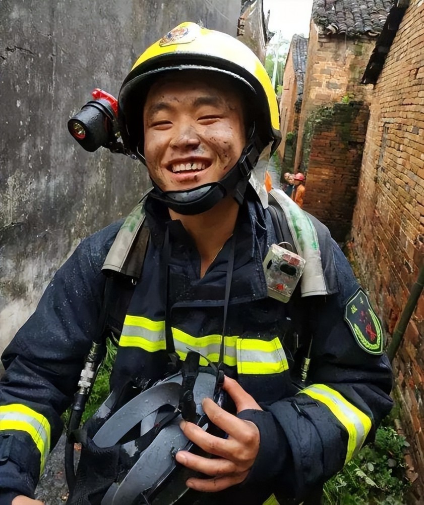 火灾牺牲的00后消防员刘泽军:1岁丧父3岁丧母,吃百家饭长大_腾讯新闻