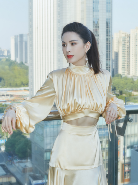 55岁李若彤晒旗袍照手撑丝巾摆经典造型手臂肌肉线条好美