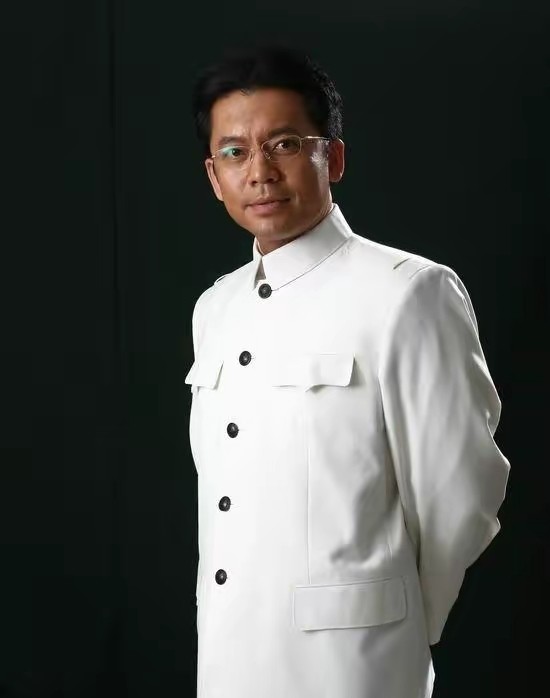 何政军为父亲拍亮剑错过巩俐娶初恋出道36年一身清白