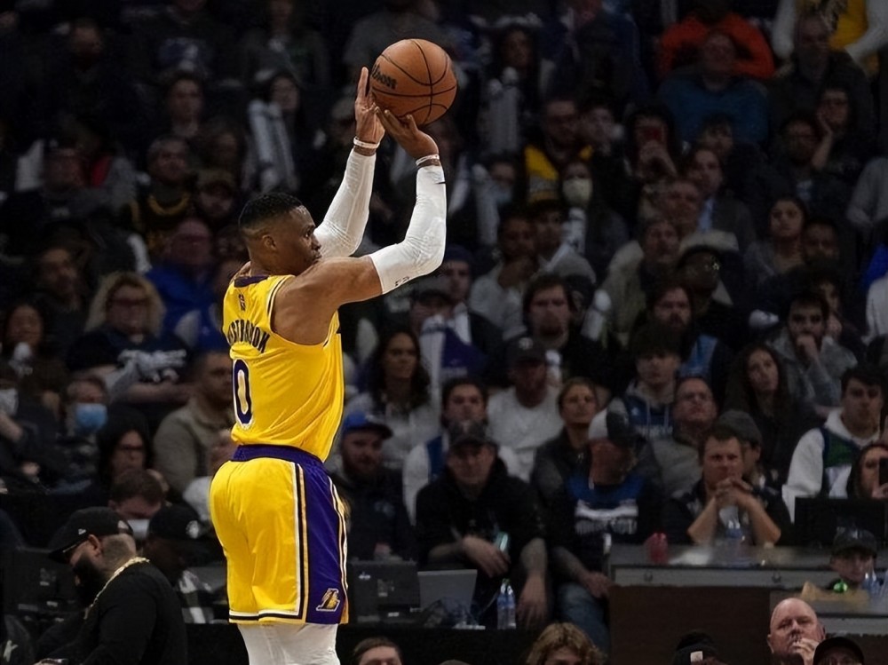 球迷一听到威少的投篮便会摇头,但是根据数据显示,威少的底角三分能力