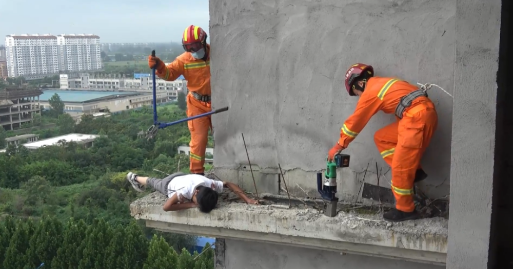 紧急救援鹤壁一男子工地高空坠落多根钢筋穿透身体