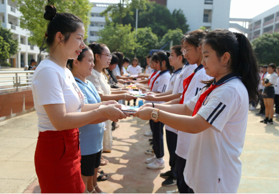 柳州八中在近60年的办学过程中,始终秉承让所有不同的学生都获得应有