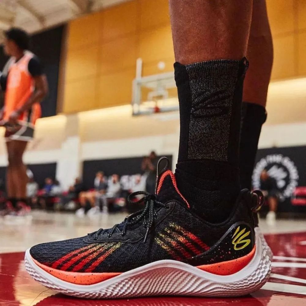 库里亲自上脚曝光!全新 curry 10 首次亮相!_腾讯新闻