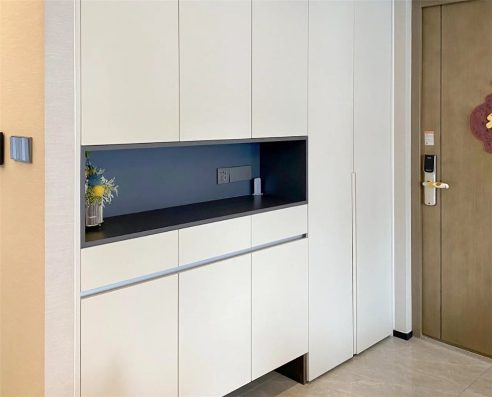 二,进门鞋柜插座入门门上方一般建议大家留个插座,尤其是家里有老人和