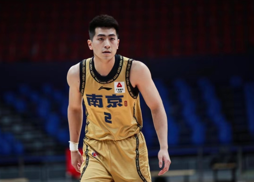 关宁2014年进入辽宁男篮梯队,在2021年cba选秀大会中,在次轮第33顺位