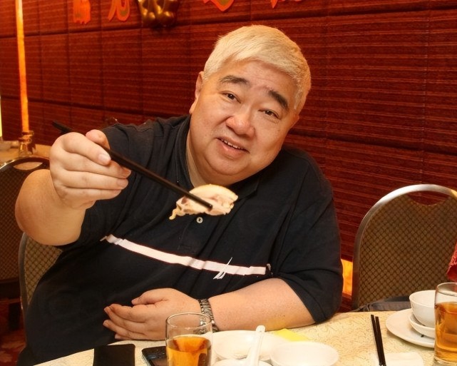 72岁食神梁文韬露面,满头白发暴瘦引关注,曾因弟弟猝死减118斤