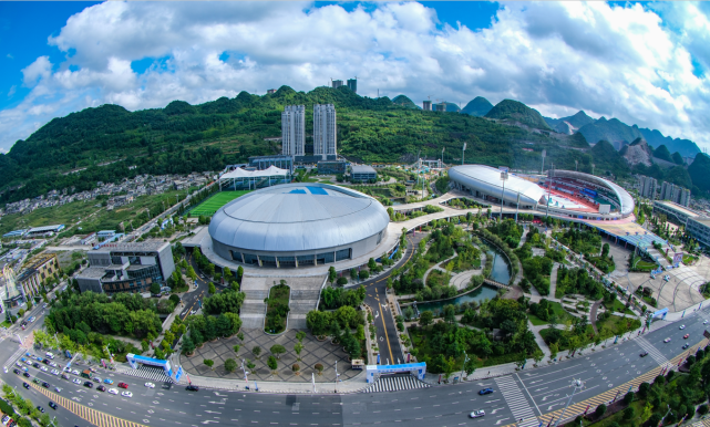 凉都体育中心全貌8月8日是我国第14个"全民健身日",当天,贵州省第十一