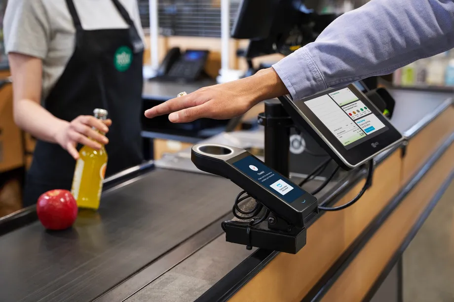 Amazon is vigorously promoting the "swipe to pay" function, scanning the palm of the hand to pay in seconds