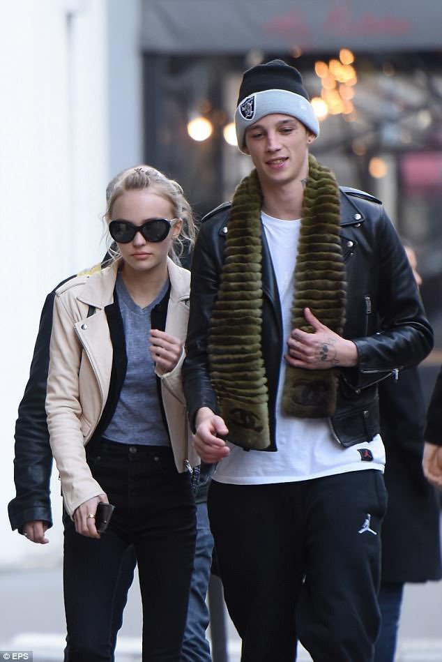 之后,14岁的莉莉谈恋爱了,对方是大她9岁的年轻鼓手ash stymest.