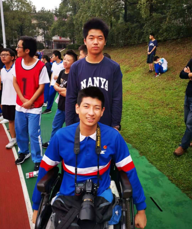 18岁无腿少年靠双手逆风"奔跑"圆梦大学_腾讯新闻