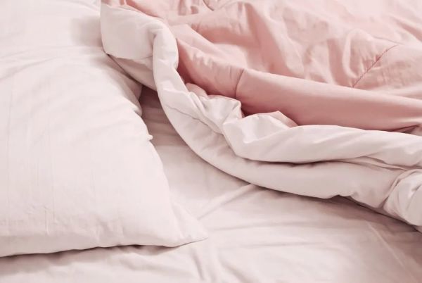 盖被子是国人骨子里的习惯,中医专家:再热都要护好这两处