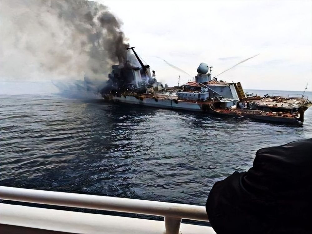 损失太大了！俄罗斯航母基地发生爆炸，连续几个小时黑烟云升起