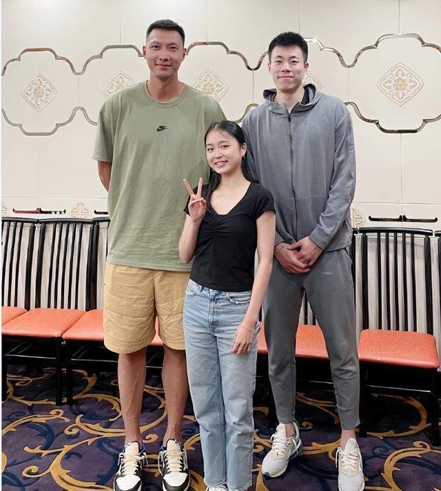 朱易晒与易建联和张镇麟合影笑容憨态可掬三人形成最萌身高差