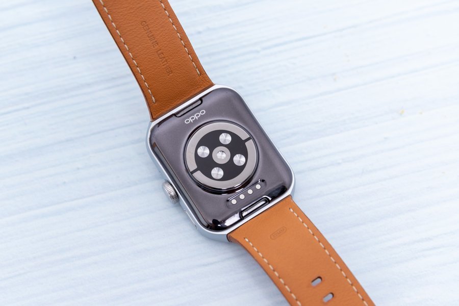 oppo watch 3 pro沿用了磁吸底座式的充电,支持watch vooc,1小时左右