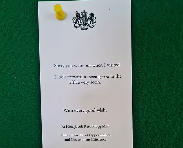 英国大臣发文批评“公务员待在家不上班”，结果发的照片是自己的内阁办公室