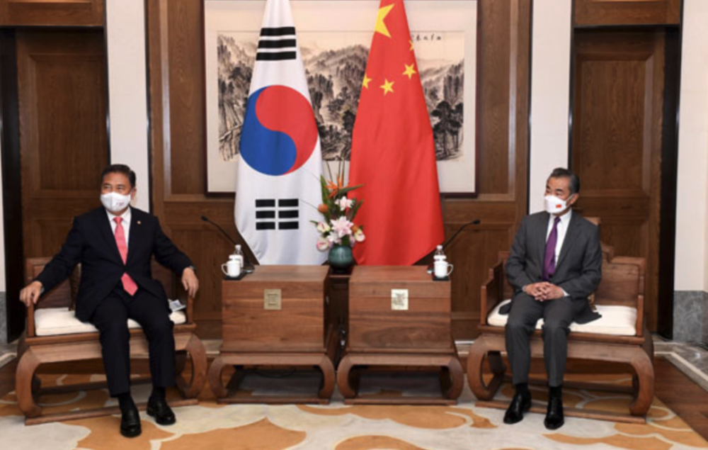 王毅与韩外长面谈，萨德问题引人瞩目丨北京观察