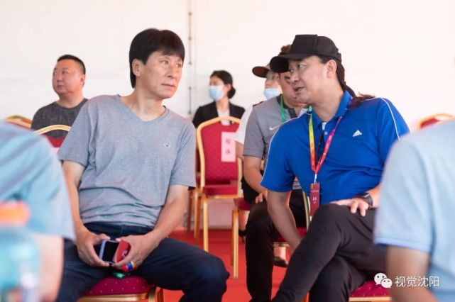 董礼强和中超名宿肖战波交谈肖战波,张杨和小球员合影留念当天,精彩的