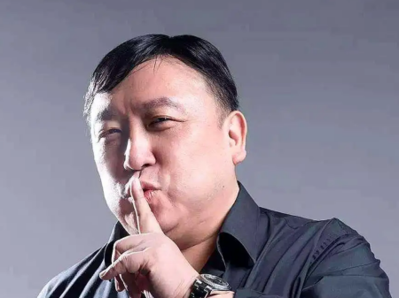 74岁梁小龙定居四川,生日宴上强势表态,掷地有声获网友点赞插图4