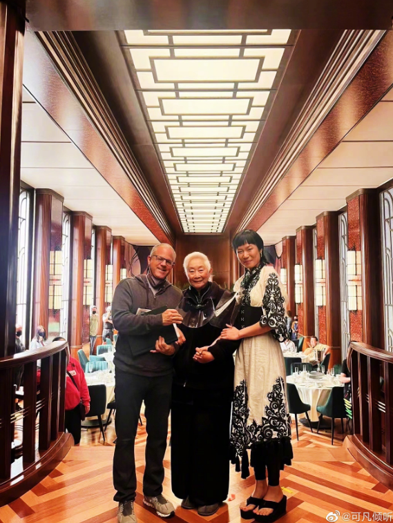 95岁卢燕现身温哥华拍戏,身体显硬朗,曾在《末代皇帝》中演慈禧