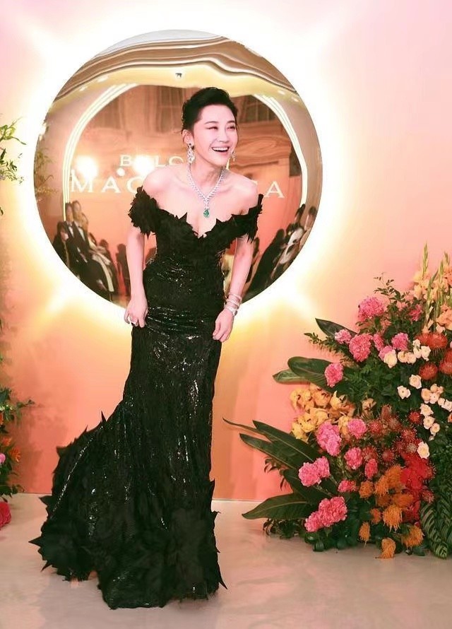 "许晴"有气质任性穿,一袭黑色礼服裙高调亮相,比25岁时更美
