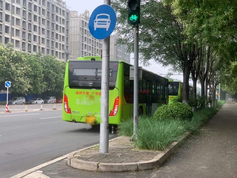 主路成了停车场路边支桌办公忙北京的这几路公交车为何无家可归