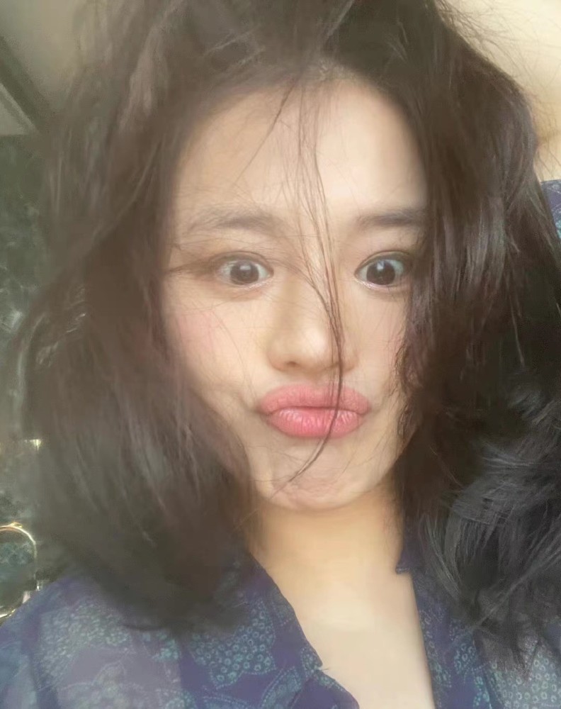 马思纯罕见公开秀恩爱!回国后正式官宣恋情,穿衬衣晒自拍瘦太多插图2