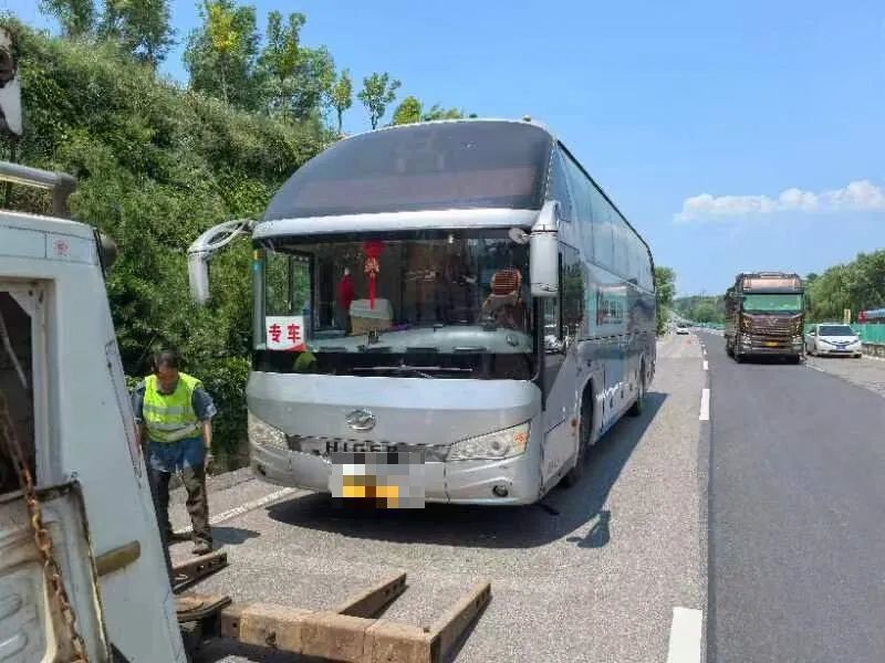 民警随即停车上前询问,得知大巴因行驶途中没油了,车上同样坐满了乘客