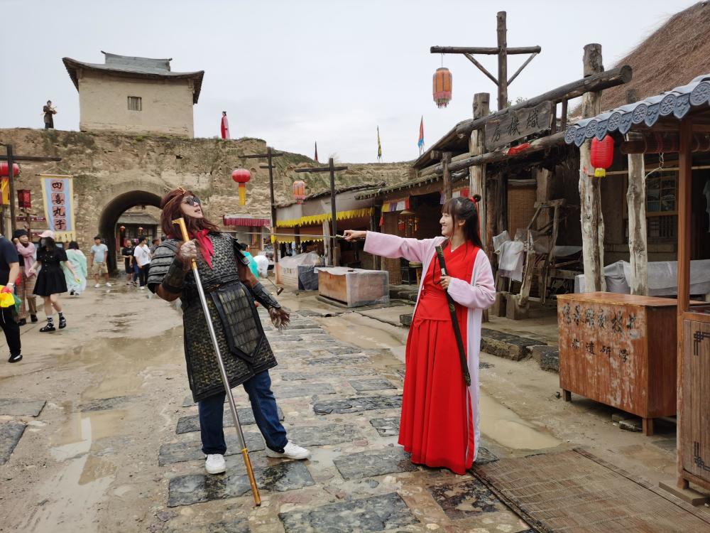 在宁夏镇北堡影城扮演紫霞仙子台湾女记者直呼很新鲜