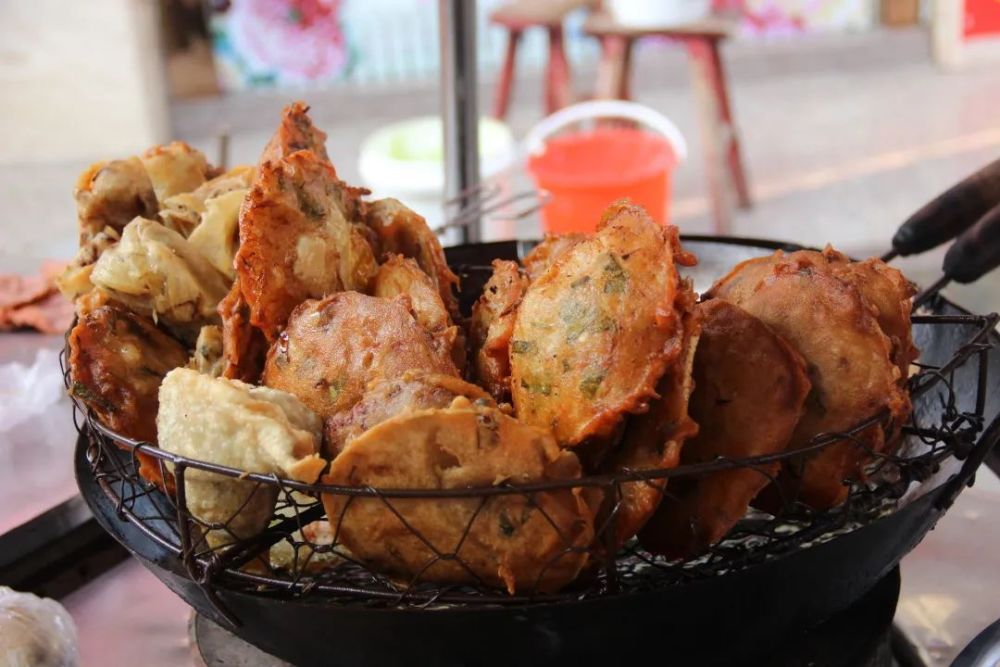 一般有萝卜丝馅和芋头馅两种油饼,福鼎方言称作"菜饺"油饼可是吃起来