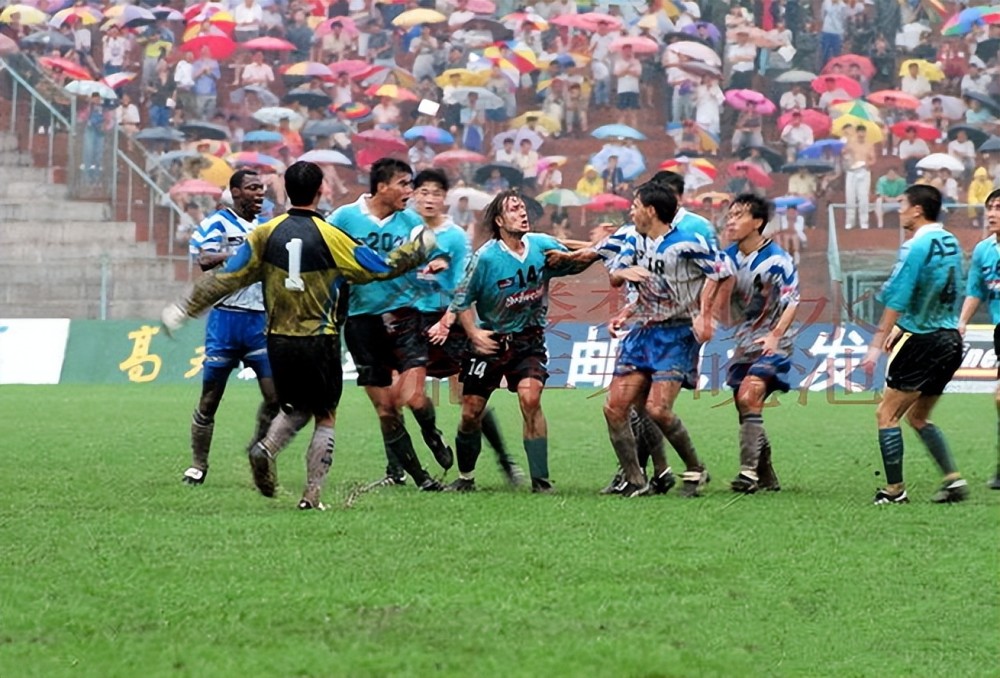 焦点战在大连市人民体育场上演,领头羊大连万达坐镇主场,迎战天津三星